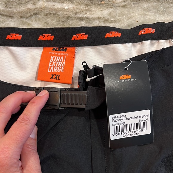 KTM Factory Character e Short XXL - Picture 2 of 2